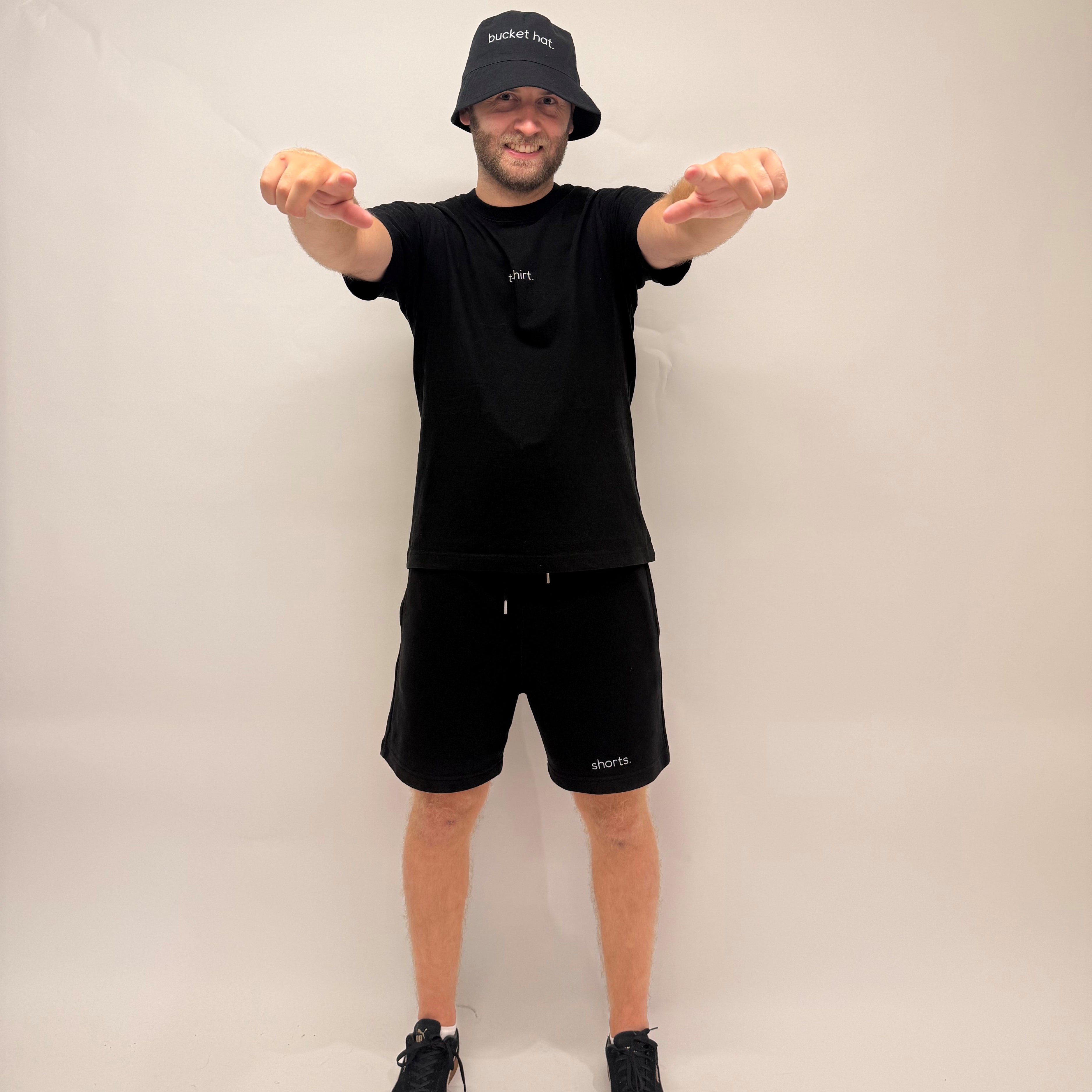 simple. bucket hat. black.