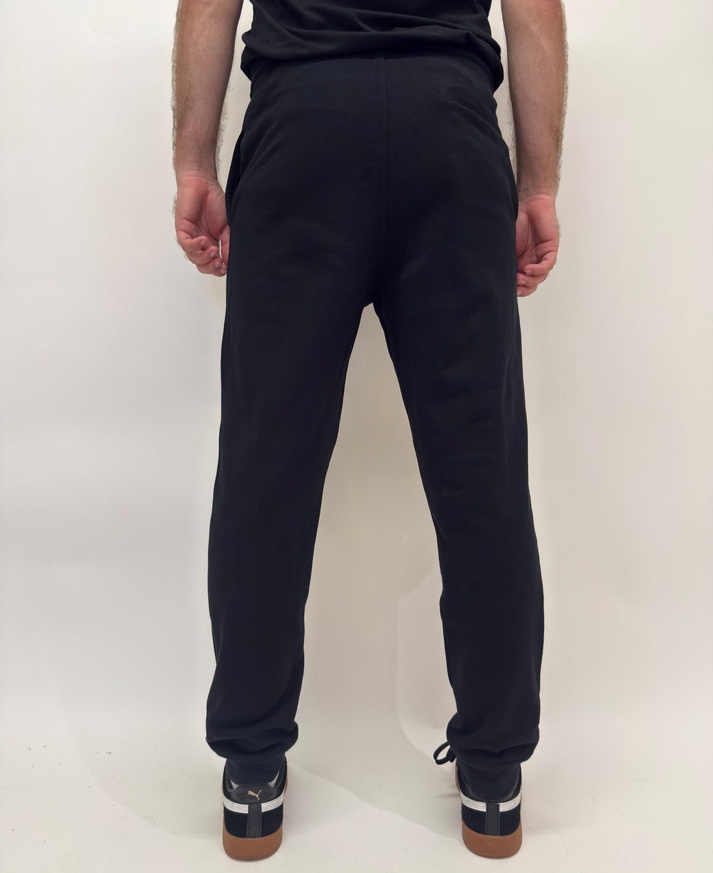 simple. cuffed joggers. black.