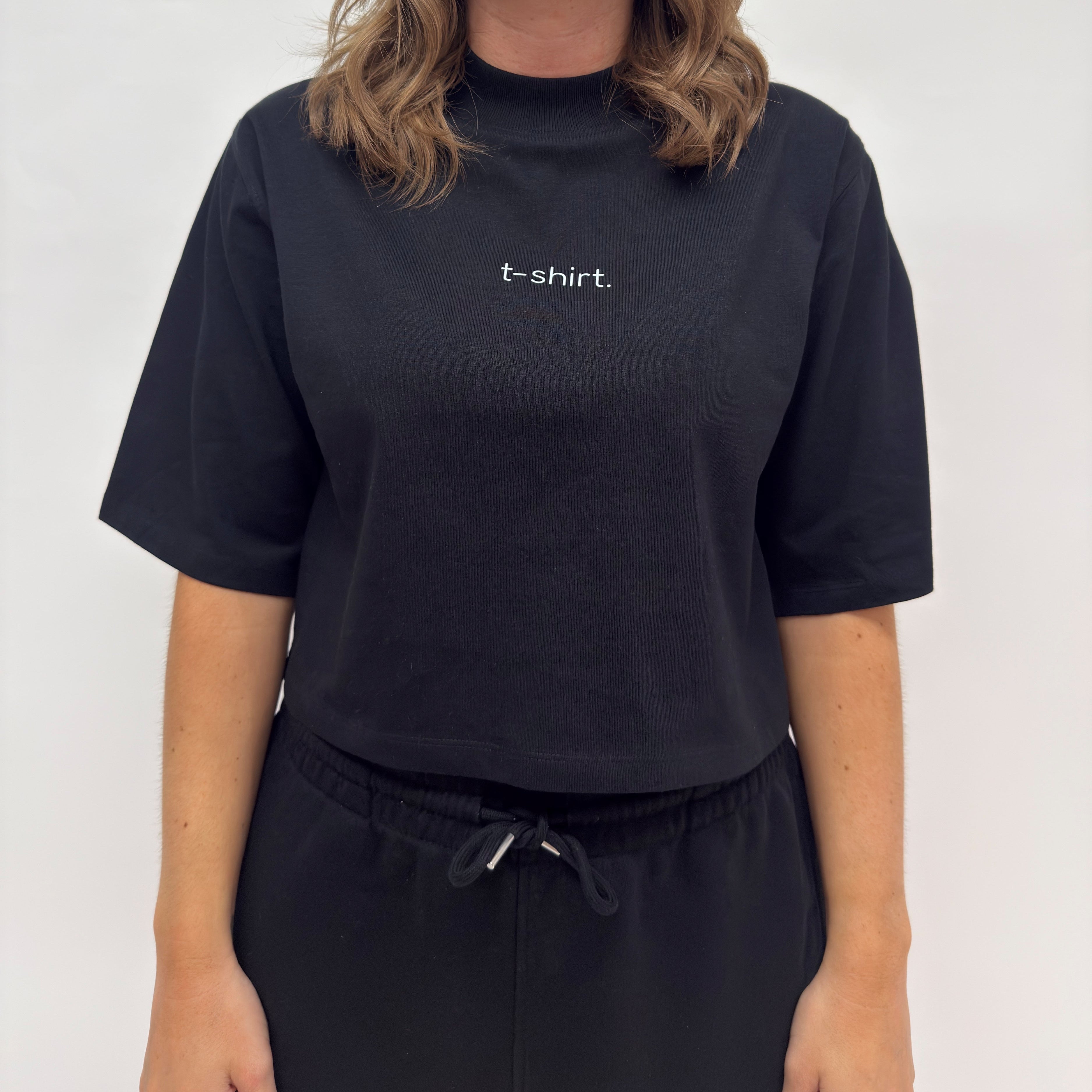 simple. cropped t-shirt. black.