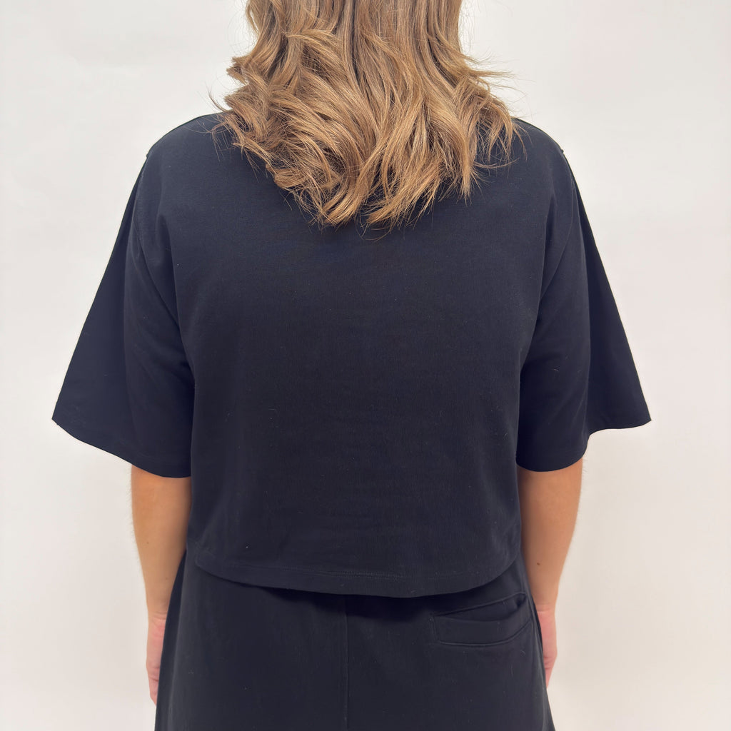 simple. cropped t-shirt. black.