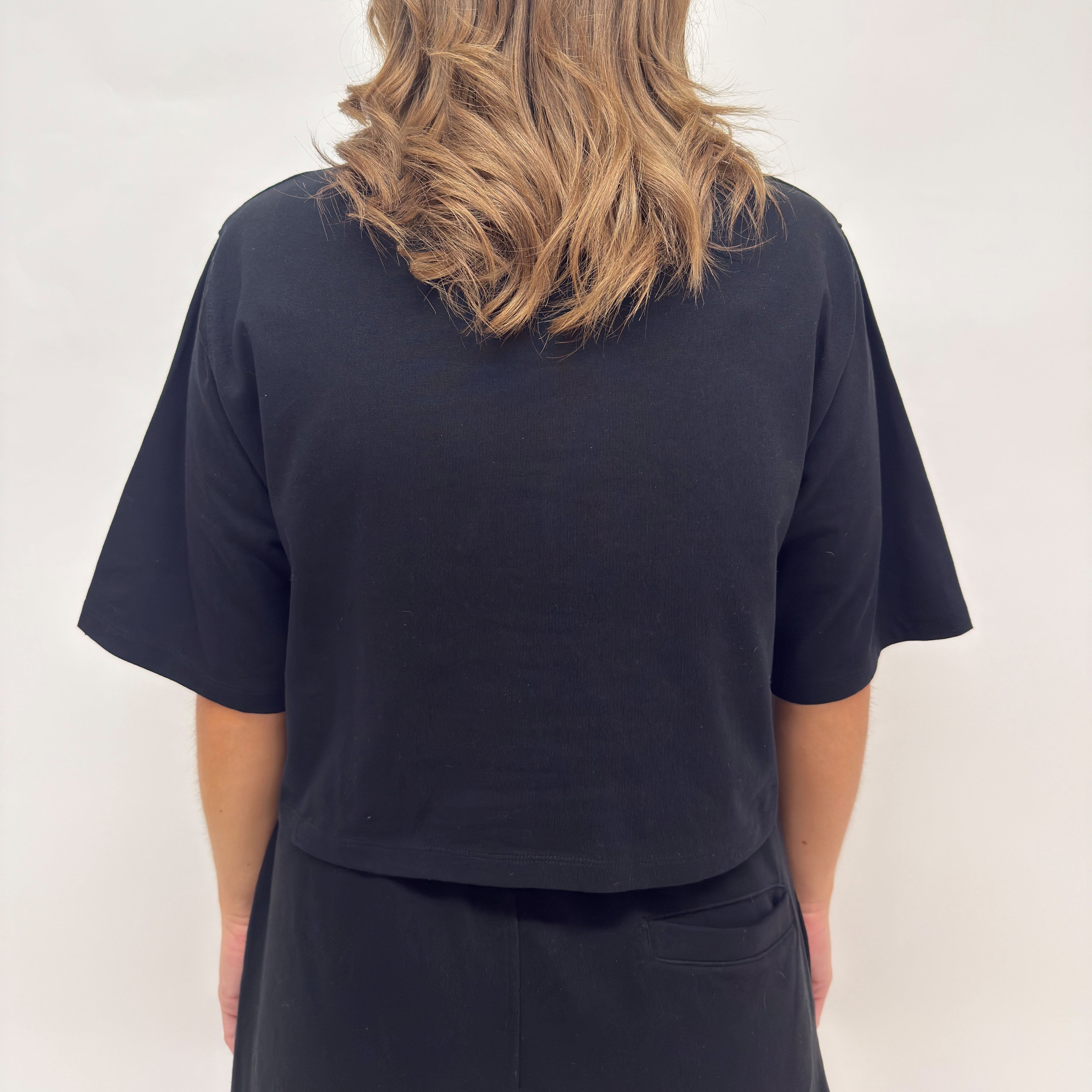 simple. cropped t-shirt. black.