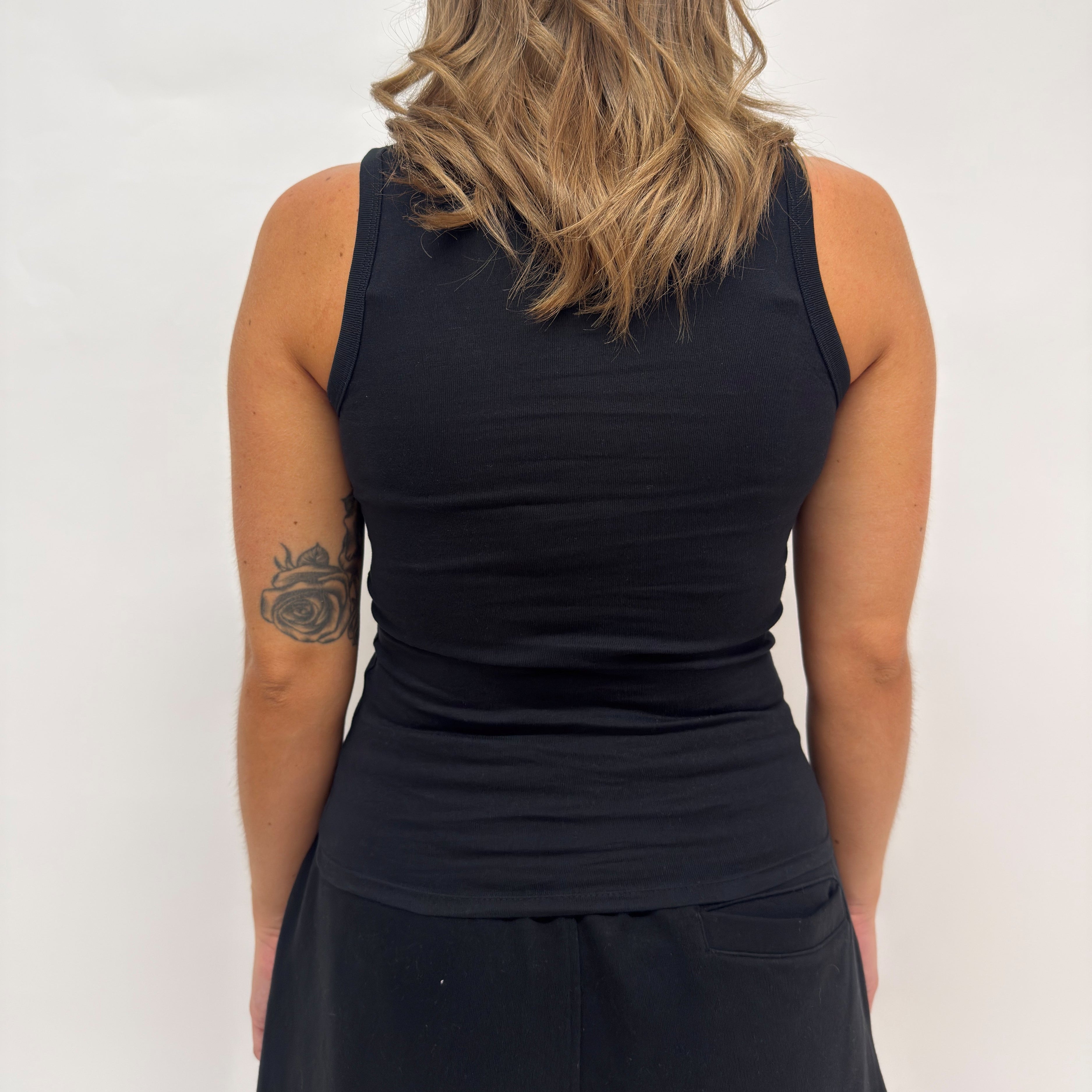simple. fitted vest. black.
