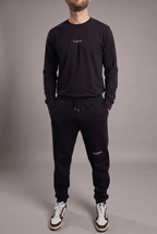 simple. long-sleeved t-shirt. black.