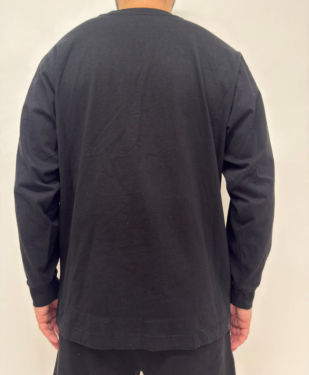 simple. long-sleeved t-shirt. black.