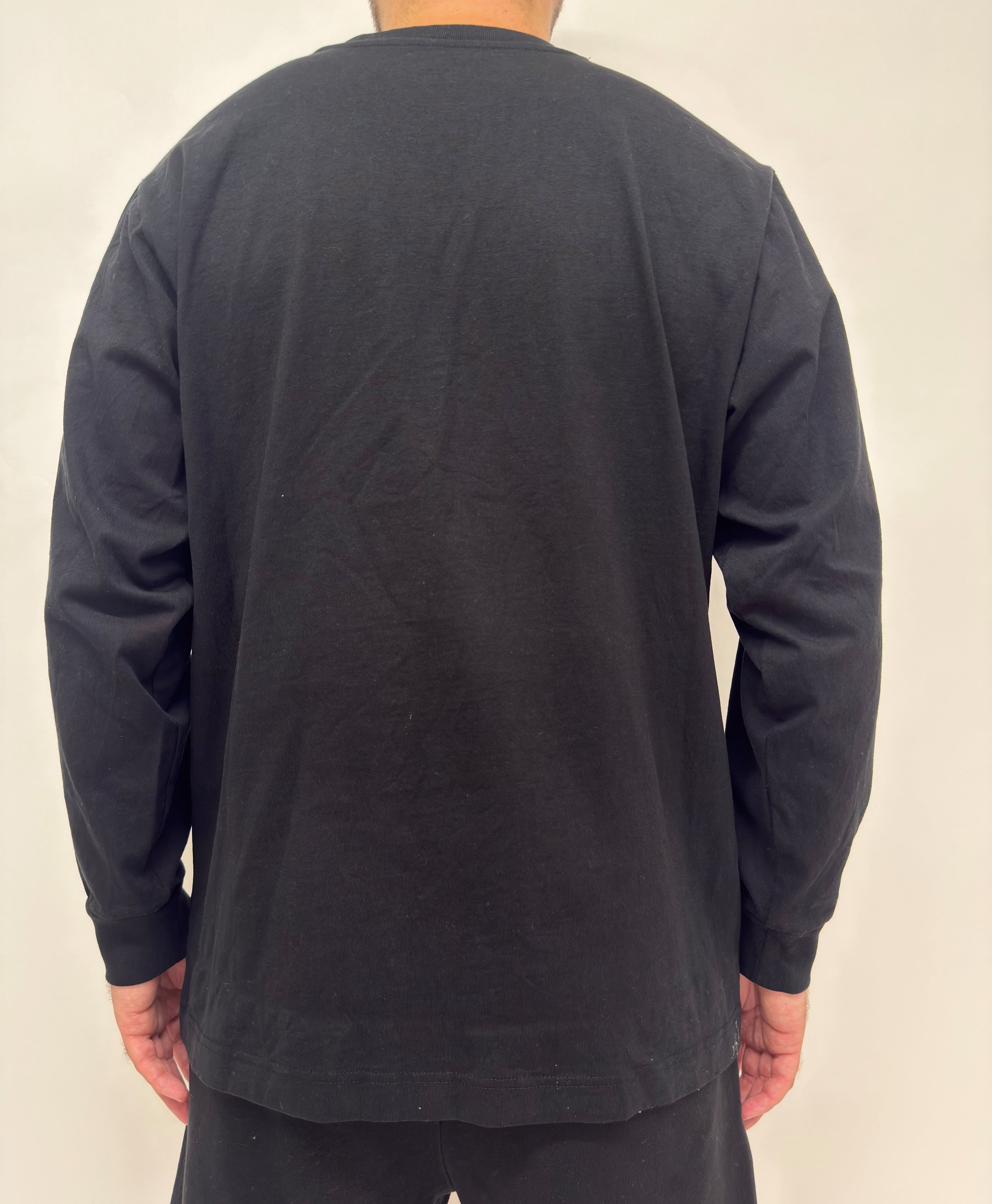 simple. long-sleeved t-shirt. black.