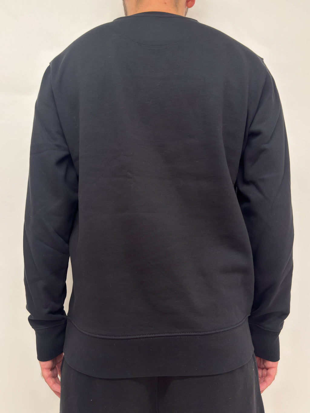 simple. sweatshirt. black.